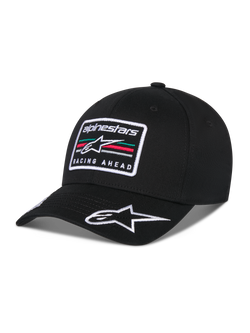 Alpinestars Surpass Hat, czarna czapka z daszkiem, prostokątna haftowana naszywka z przodu z logo Astars i napisem „Racing Ahead”, białe haftowane logo na daszku, usztywniana korona z tkaniny twill, casualowy styl streetwearowy inspirowany motorsportem.
