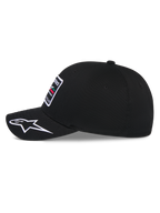 Alpinestars Surpass Hat, czarna czapka z daszkiem, widok z boku ukazujący zakrzywiony daszek z białym haftowanym logo Astars, usztywniana góra z haftowaną naszywką z przodu, codzienne nakrycie głowy inspirowane motorsportem