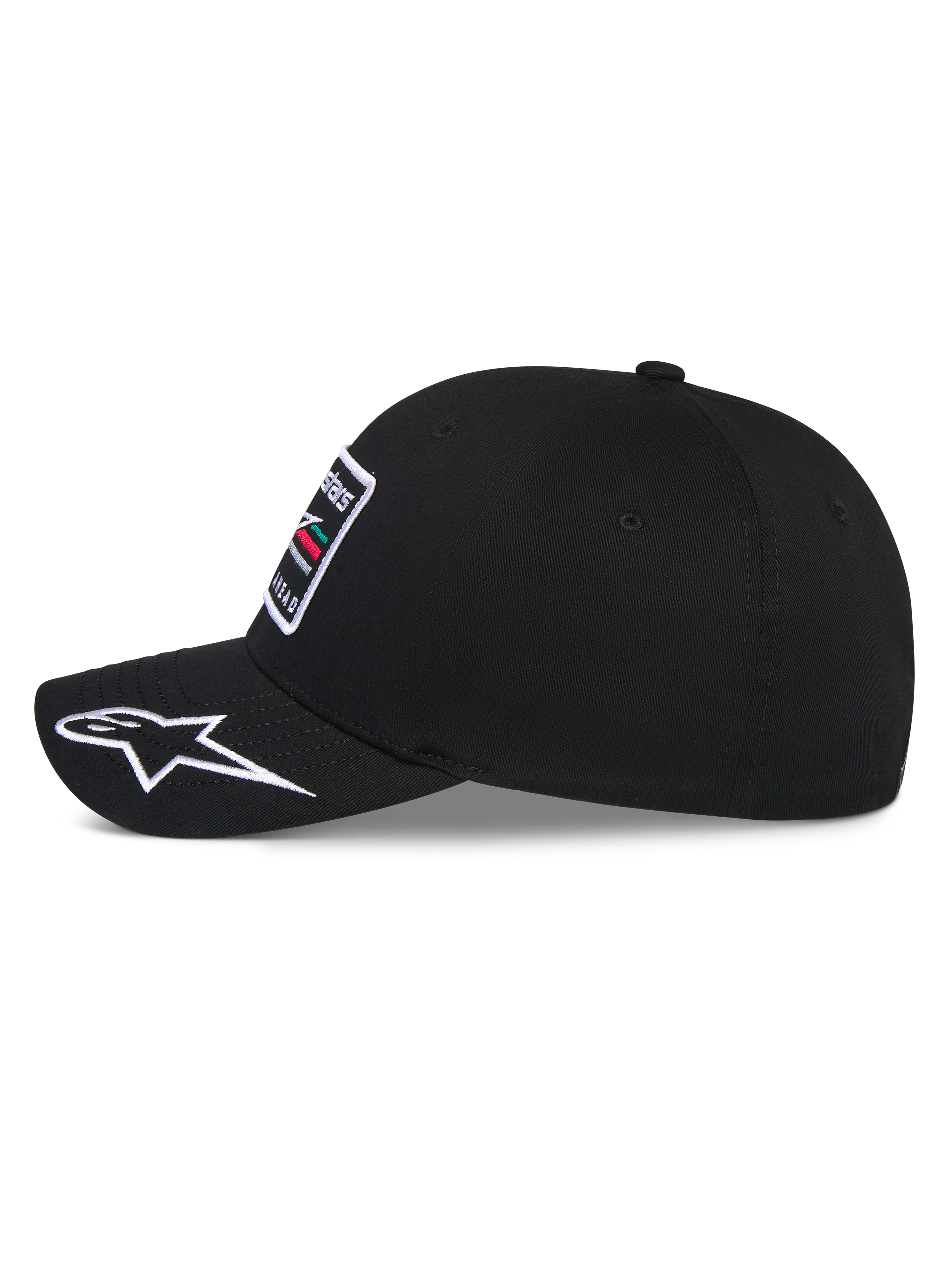 Alpinestars Surpass Hat, czarna czapka z daszkiem, widok z boku ukazujący zakrzywiony daszek z białym haftowanym logo Astars, usztywniana góra z haftowaną naszywką z przodu, codzienne nakrycie głowy inspirowane motorsportem
