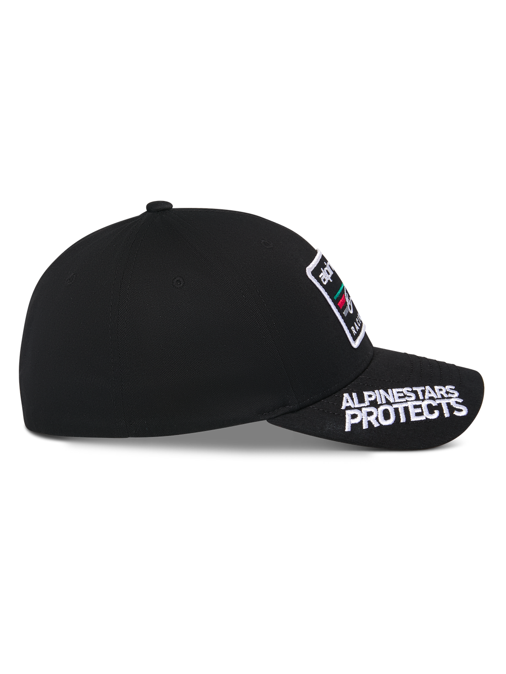 Czapka Alpinestars Surpass, czarna, widok z profilu, zakrzywiony daszek z białym haftem „ALPINESTARS PROTECTS”, usztywniona korona z naszywką z logo z przodu, codzienne nakrycie głowy inspirowane sportami motorowymi