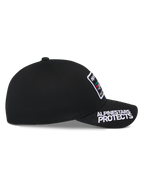 Czapka Alpinestars Surpass, czarna, widok z profilu, zakrzywiony daszek z białym haftem „ALPINESTARS PROTECTS”, usztywniona korona z naszywką z logo z przodu, codzienne nakrycie głowy inspirowane sportami motorowymi