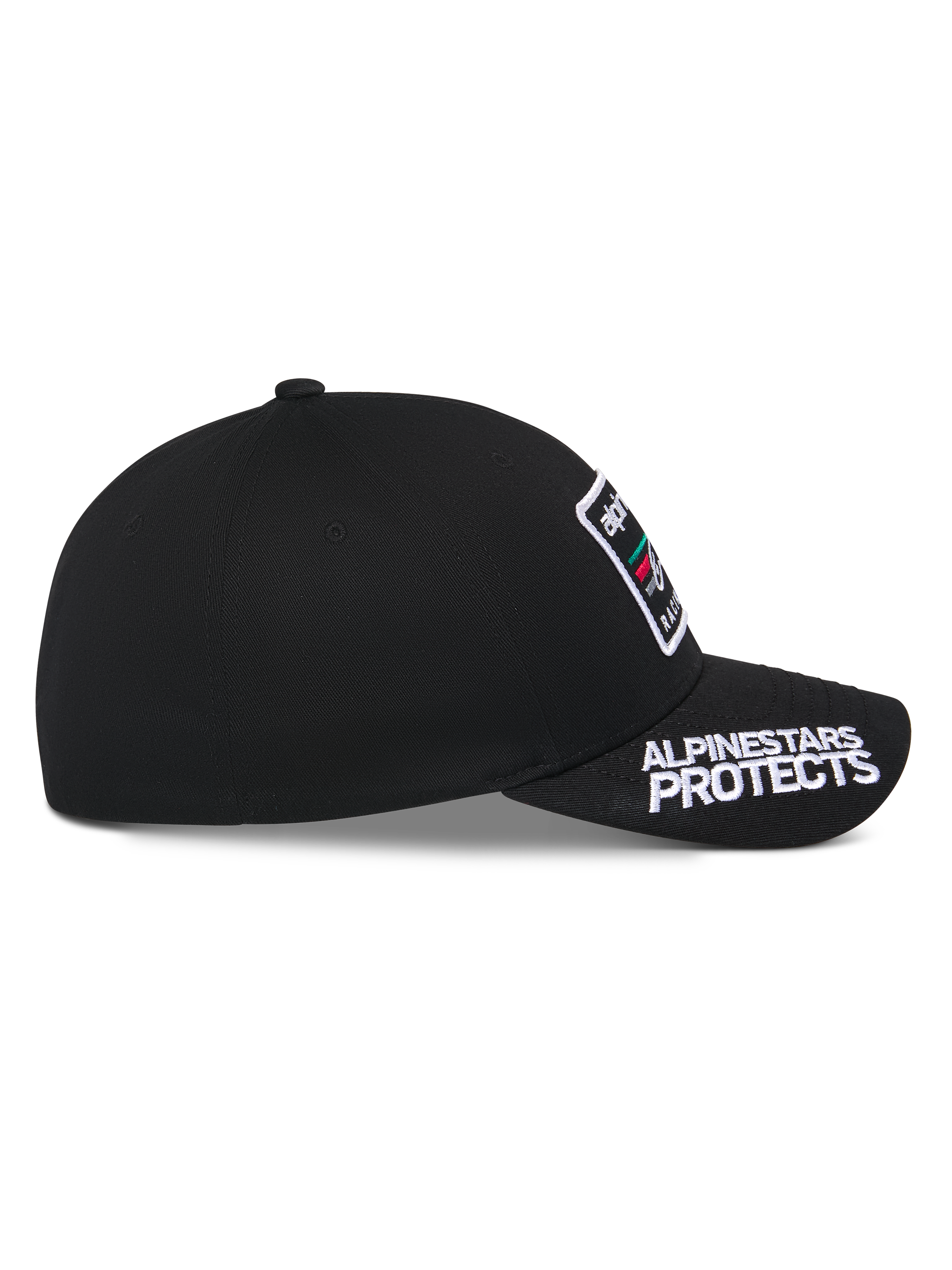 Czapka Alpinestars Surpass, czarna, widok z profilu, zakrzywiony daszek z białym haftem „ALPINESTARS PROTECTS”, usztywniona korona z naszywką z logo z przodu, codzienne nakrycie głowy inspirowane sportami motorowymi