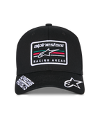 Alpinestars Surpass Hat, czarna usztywniana czapka z daszkiem, zakrzywiony daszek z białym haftowanym logo Astars i napisem „Alpinestars Protects”, z przodu naszywka z logo „Racing Ahead” i kolorowymi pasami, codzienne nakrycie głowy inspirowane sportami motorowymi