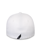Czapka Alpinestars Surpass, biała, widok z tyłu czapki typu flex-back, usztywniana korona, mała czarna ukośna metka z logo Alpinestars na dolnej krawędzi, codzienna odzież sportowa
