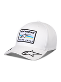 Alpinestars Surpass Hat, biała czapka z daszkiem z zakrzywionym daszkiem, usztywniana korona, haftowana naszywka z logo Astars i napisem „RACING AHEAD”, dodatkowe logo gwiazdy na daszku, codzienne nakrycie głowy inspirowane sportami motorowymi
