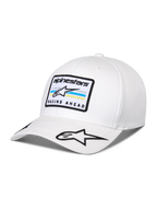Alpinestars Surpass Hat, biała czapka z daszkiem z zakrzywionym daszkiem, usztywniana korona, haftowana naszywka z logo Astars i napisem „RACING AHEAD”, dodatkowe logo gwiazdy na daszku, codzienne nakrycie głowy inspirowane sportami motorowymi