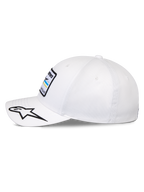 Alpinestars Surpass Hat, biała czapka z daszkiem o sztywnej konstrukcji, zakrzywiony daszek z haftowanym czarno-białym logo gwiazdy, widok z boku prezentujący przednią naszywkę z logo Astars, codzienne nakrycie głowy inspirowane sportami motorowymi