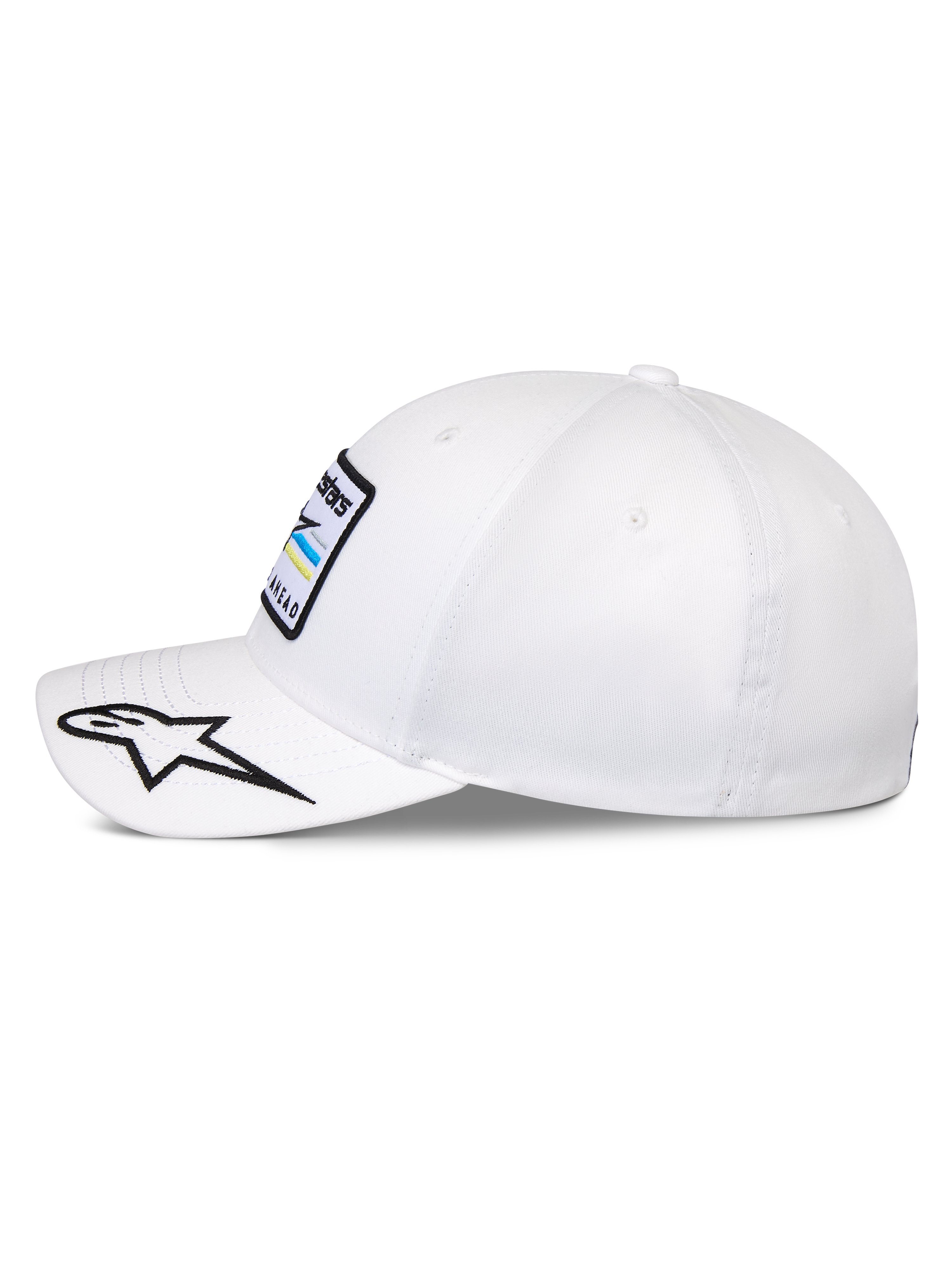 Alpinestars Surpass Hat, biała czapka z daszkiem o sztywnej konstrukcji, zakrzywiony daszek z haftowanym czarno-białym logo gwiazdy, widok z boku prezentujący przednią naszywkę z logo Astars, codzienne nakrycie głowy inspirowane sportami motorowymi