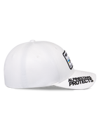 Alpinestars Surpass Hat, biała czapka z daszkiem, zakrzywiony daszek z czarnym haftem „ALPINESTARS PROTECTS”, usztywniona korona z naszywką z logo na przodzie, sportowa czapka typu baseball