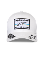 Alpinestars Surpass Hat, biała czapka z daszkiem, zakrzywiony daszek ze strukturalną koroną, środkowa naszywka z przodu z logo „alpinestars” i napisem „RACING AHEAD” na tle niebieskich i żółtych pasów, czarne haftowane logotypy na daszku, codzienne nakrycie głowy w stylu motorsportowym