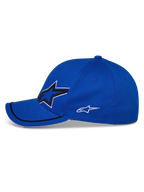 Alpinestars Corp Shift Relay Hat, niebieska czapka z daszkiem, widok z boku, zakrzywiony daszek z czarnym wykończeniem sutache i białą krawędzią sandwich, duże logo 3D Astars z przodu i mniejsze białe logo z boku, sportowa czapka codzienna