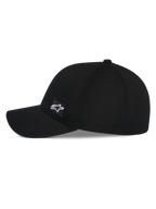 Alpinestars Pivot Hat, czarna czapka z daszkiem, widok z boku z zakrzywionym daszkiem i strukturalną koroną, mała haftowana kwadratowa naszywka z logo Astars z boku, casualowe nakrycie głowy inspirowane sportami motorowymi