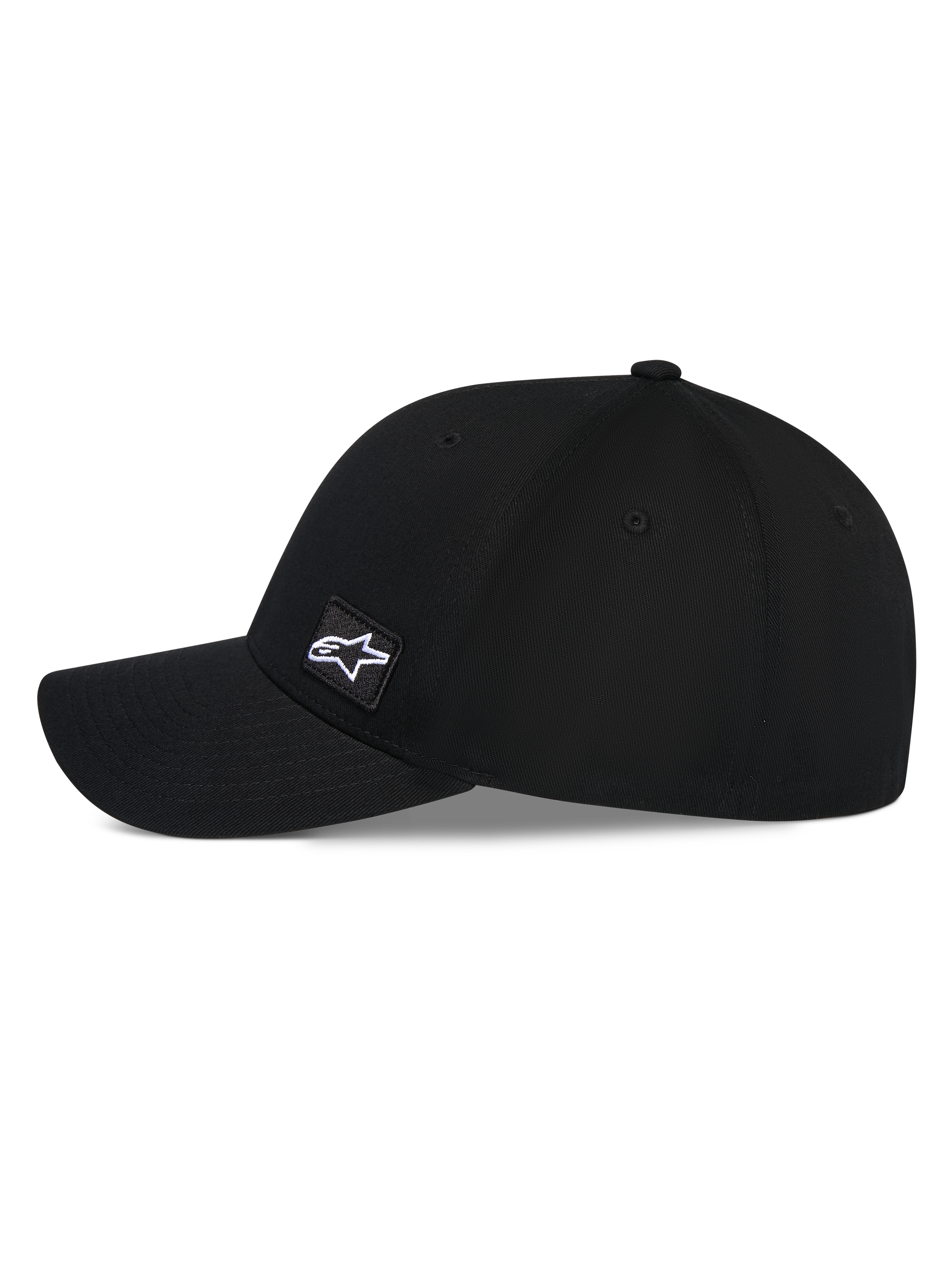 Alpinestars Pivot Hat, czarna czapka z daszkiem, widok z boku z zakrzywionym daszkiem i strukturalną koroną, mała haftowana kwadratowa naszywka z logo Astars z boku, casualowe nakrycie głowy inspirowane sportami motorowymi