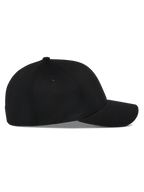 Alpinestars Pivot Hat, czarna czapka z daszkiem, widok z boku na model o strukturalnej koronie z zakrzywionym daszkiem, tkanina twillowa, codzienne nakrycie głowy inspirowane sportami motorowymi