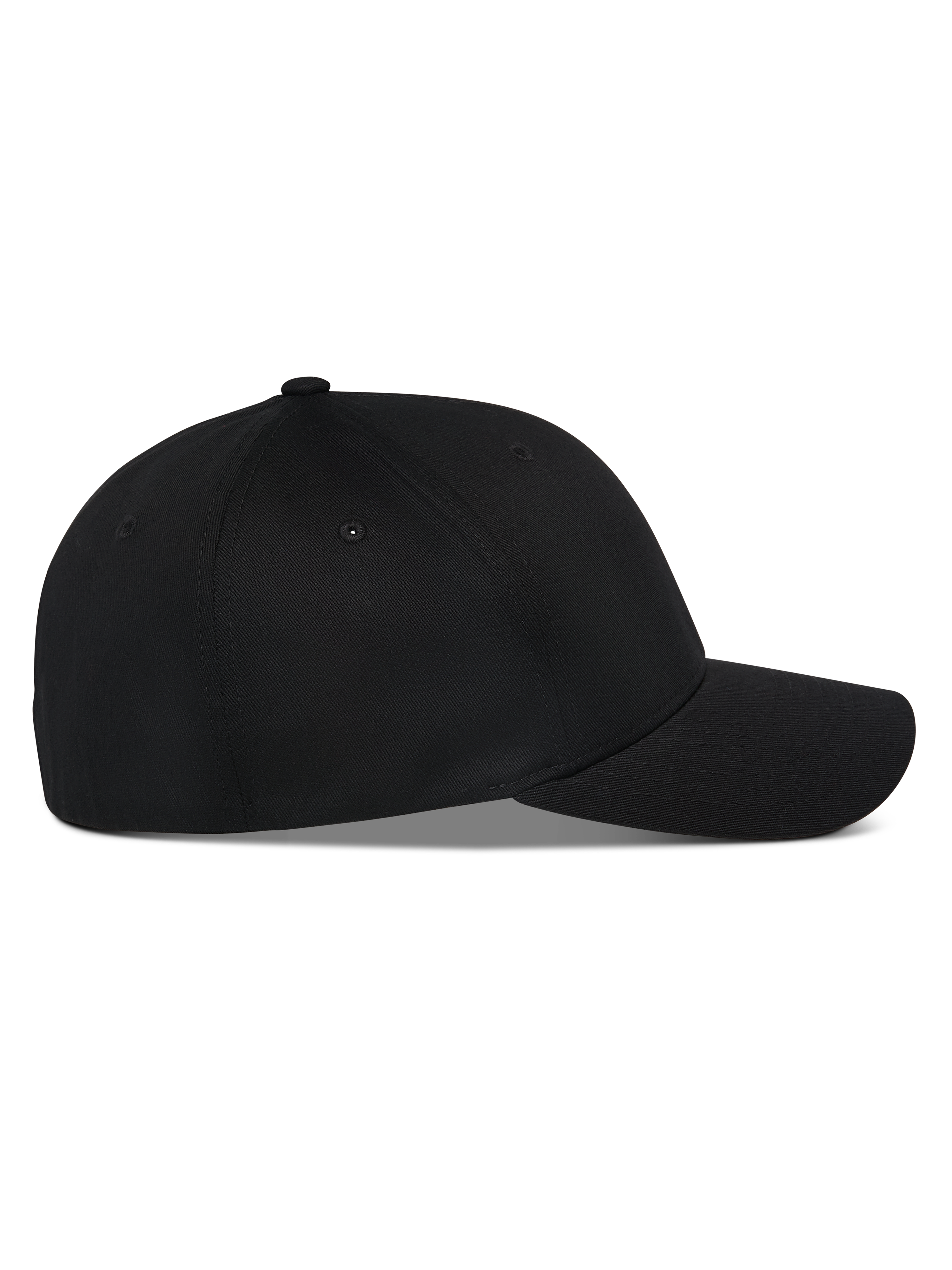 Alpinestars Pivot Hat, czarna czapka z daszkiem, widok z boku na model o strukturalnej koronie z zakrzywionym daszkiem, tkanina twillowa, codzienne nakrycie głowy inspirowane sportami motorowymi