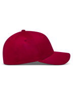 Ciemnoczerwona czapka Alpinestars Pivot Hat z zakrzywionym daszkiem i usztywnioną koroną z kepru, widok z boku.