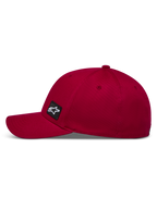 Alpinestars Pivot Hat, ciemnoczerwona czapka z daszkiem, usztywniona korona i zakrzywiony daszek, tkanina keprowa, mała naszywka z logo Astars, odzież sportowa.