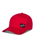 Alpinestars Pivot Hat, czerwona sportowa czapka z daszkiem, zakrzywiony daszek, strukturalna korona, mała czarna haftowana naszywka z logo Astars z boku, casualowy styl motorsportowy