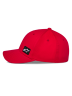 Czapka Alpinestars Pivot, czerwona czapka sportowa, profil boczny ukazujący zakrzywiony daszek i strukturalną koronę, mała czarna haftowana naszywka z logo Astars, wytrzymała tkanina twill, casualowy motoryzacyjny design