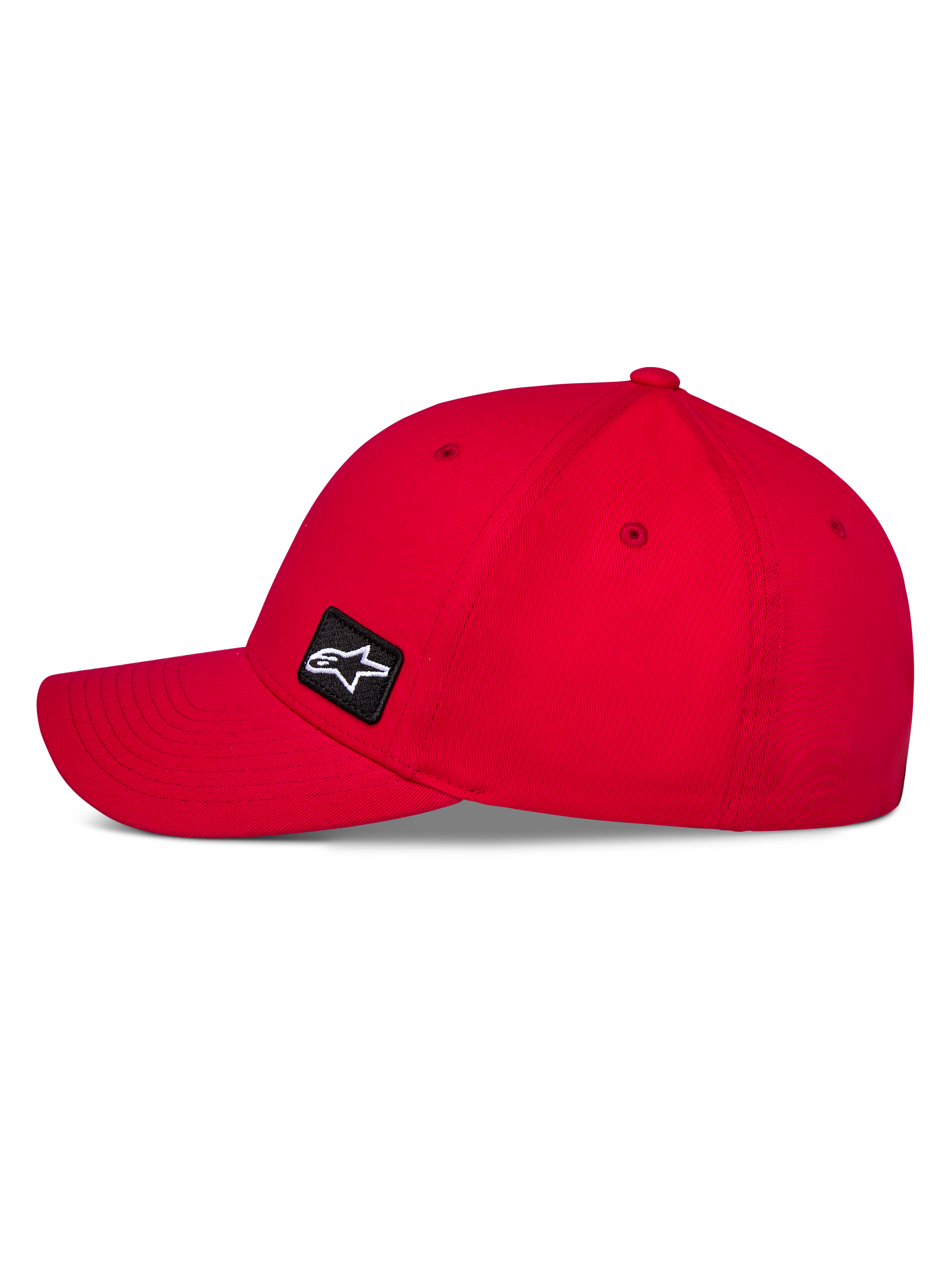 Czapka Alpinestars Pivot, czerwona czapka sportowa, profil boczny ukazujący zakrzywiony daszek i strukturalną koronę, mała czarna haftowana naszywka z logo Astars, wytrzymała tkanina twill, casualowy motoryzacyjny design
