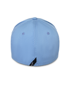 Alpinestars Pivot Hat, niebieska, widok z tyłu czapki z daszkiem typu flex back, jasnoniebieski bawełniany twill z małą czarną metką z logo Astars na krawędzi, codzienna odzież uliczna inspirowana sportami motorowymi