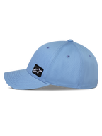 Alpinestars Pivot Hat, niebieska czapka z daszkiem z zakrzywionym daszkiem, widok z boku ukazujący usztywnioną koronę i tkaninę twillową, mała czarna haftowana naszywka z logo Astars, codzienna odzież sportowa inspirowana motorsportem