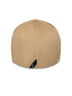 Alpinestars Pivot Hat, kolor khaki, widok z tyłu, ustrukturyzowana korona i elastyczny tył typu flex-fit, mała czarna ukośna metka z białym logo Astars, sportowe nakrycie głowy