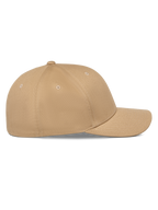 Alpinestars Pivot Hat, klasyczna czapka z daszkiem, piaskowe khaki, profil boczny z zakrzywionym daszkiem i usztywnianą koroną, wytrzymała tkanina twill, minimalistyczny sportowy design