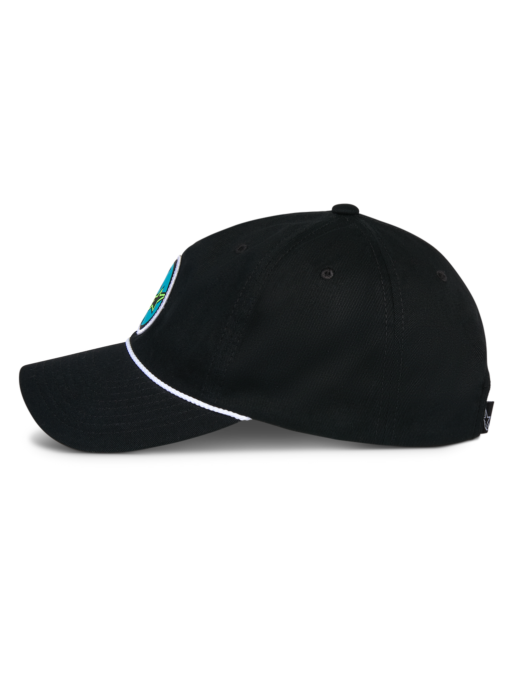Alpinestars Calipalm Strapback Hat, czarna czapka z daszkiem, widok z boku, zakrzywiony daszek z białym sznurkiem, czarna bawełniana tkanina twill, kolorowa naszywka z logo z przodu, codzienne nakrycie głowy inspirowane sportami motorowymi