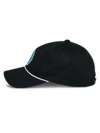 Alpinestars Calipalm Strapback Hat, czarna czapka z daszkiem, widok z boku, zakrzywiony daszek z białym sznurkiem, czarna bawełniana tkanina twill, kolorowa naszywka z logo z przodu, codzienne nakrycie głowy inspirowane sportami motorowymi