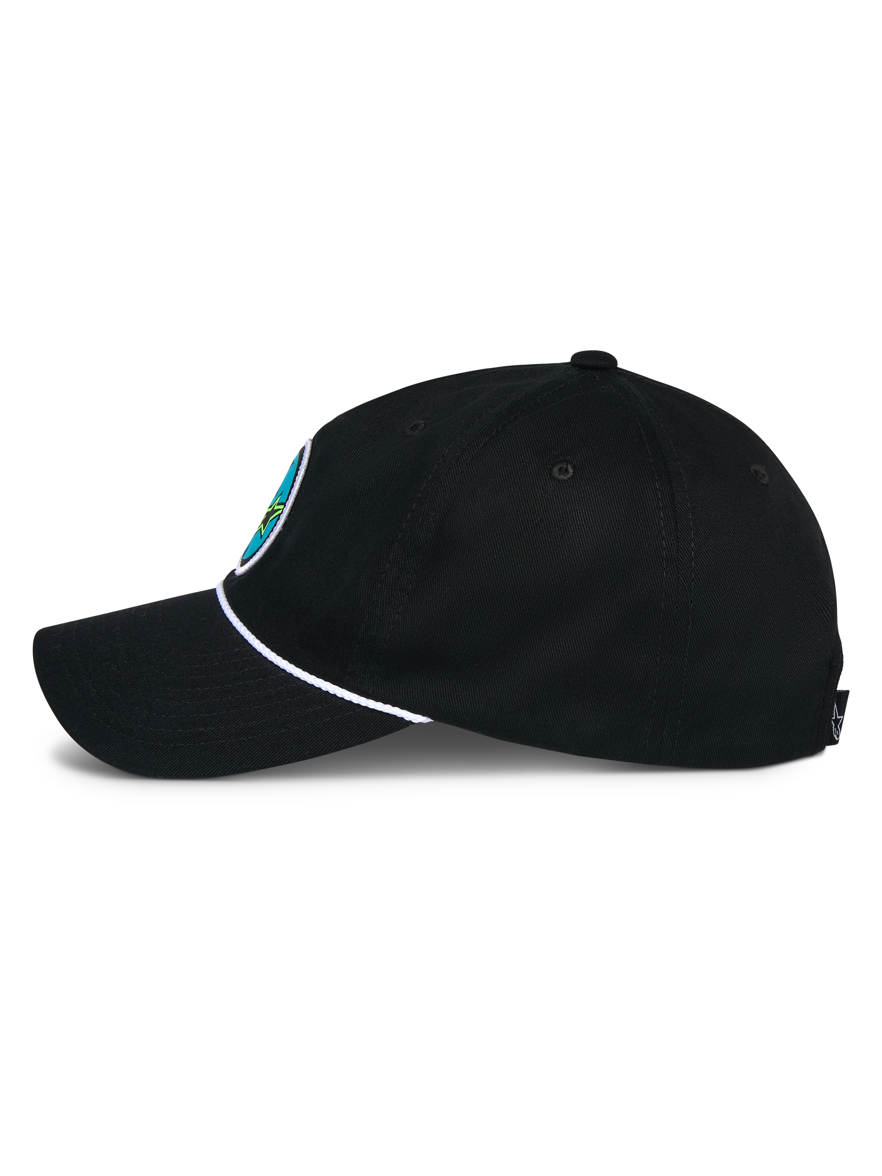 Alpinestars Calipalm Strapback Hat, czarna czapka z daszkiem, widok z boku, zakrzywiony daszek z białym sznurkiem, czarna bawełniana tkanina twill, kolorowa naszywka z logo z przodu, codzienne nakrycie głowy inspirowane sportami motorowymi