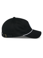Czapka Alpinestars Calipalm Strapback, profil boczny, czarna, zakrzywiony daszek z białym sznurkiem, regulowany pasek z mosiężną klamrą, 100% bawełna o splocie twill, codzienne nakrycie głowy inspirowane motorsportem
