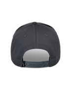 Alpinestars Lucid Snapback Hat, ciemnoszara, widok z tyłu ukazujący regulowane plastikowe zapięcie snapback i małą czarną metkę z logo, ustrukturyzowana korona, codzienne nakrycie głowy inspirowane sportami motorowymi