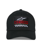 Alpinestars Matrix Snapback Hat, czarna czapka z daszkiem, usztywniona korona i zakrzywiony daszek, widok z przodu z wielokolorową haftowaną naszywką z białym logo Astars, czerwonym napisem marki i czarno-białym wzorem szachownicy, codzienne nakrycie głowy w stylu motorsportowym