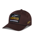 Alpinestars Matrix Snapback Hat, brązowa czapka z daszkiem, z haftowaną naszywką z przodu z białym logo, żółtym napisem i wzorem w szachownicę, bocznym logo Astars, wygiętym daszkiem, codzienna odzież sportowa