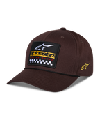 Alpinestars Matrix Snapback Hat, brązowa czapka z daszkiem, z haftowaną naszywką z przodu z białym logo, żółtym napisem i wzorem w szachownicę, bocznym logo Astars, wygiętym daszkiem, codzienna odzież sportowa