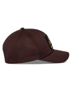Alpinestars Matrix Snapback Hat, ciemnobrązowa, widok z boku przedstawiający zakrzywiony daszek, usztywnioną koronę i przednią naszywkę z logo z detalem ze sznurka, codzienne nakrycie głowy inspirowane sportami motorowymi