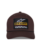 Alpinestars Matrix Snapback Hat, brązowa czapka z daszkiem, widok z przodu z usztywnioną koroną i zakrzywionym daszkiem, wielokolorowa haftowana naszywka z brandingiem Alpinestars i wyścigowym motywem szachownicy, czarny sznurek ozdobny, codzienne nakrycie głowy inspirowane sportami motorowymi