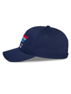 Alpinestars Trifecta Snapback Hat, granatowa czapka z daszkiem, widok z boku, zakrzywiony daszek, trójkolorowa grafika z paskiem i białym napisem, codzienne nakrycie głowy w stylu motorsportowym