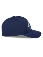 Czapka Alpinestars Trifecta Snapback, granatowa, widok z boku prezentujący zakrzywiony daszek i usztywnioną koronę, białe logo Astars z trójkolorowymi paskami, bawełniana tkanina twill, codzienna odzież motorsportowa