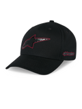 Alpinestars Carbon Fiber Snapback Hat, czarna czapka z daszkiem, zakrzywiony daszek i usztywniona korona, z przodu logo Astars z czerwoną obwódką i wzorem włókna węglowego, z boku napis Alpinestars z czerwoną obwódką, sportowe nakrycie głowy