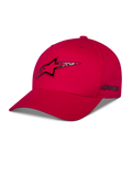 Alpinestars Carbon Fiber Snapback Hat, czerwona czapka z daszkiem, logo Astars z przodu i boczny napis z nadrukiem o wyglądzie włókna węglowego, zakrzywiony daszek, strukturalna korona, casualowy styl motorsportowy
