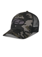 Alpinestars Oblique Camo Trucker Hat, czapka typu trucker w czarnym wzorze kamuflażu z czarną siateczką z tyłu, owalna haftowana naszywka z logo Astars z przodu, zakrzywiony daszek i strukturalna korona, casualowe nakrycie głowy inspirowane sportami motorowymi