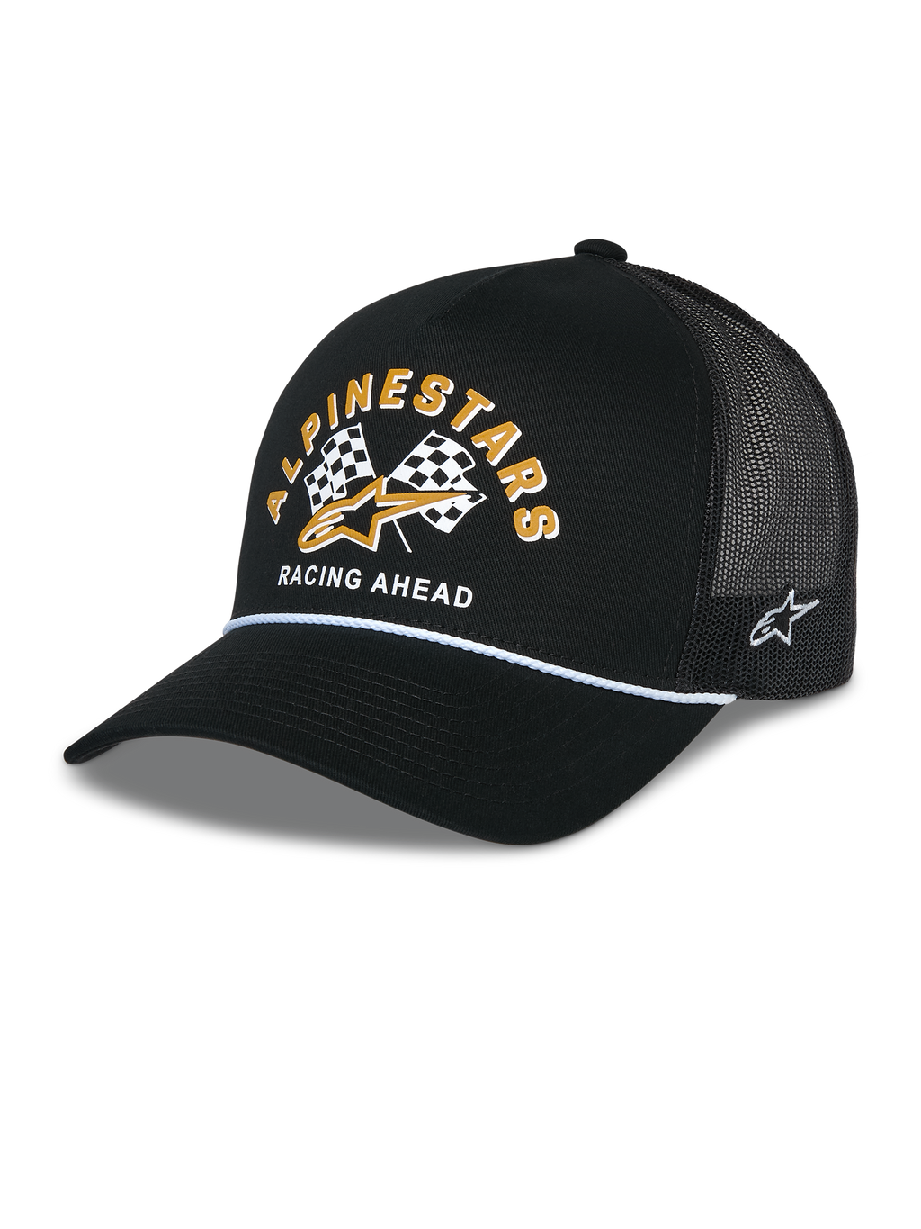 Alpinestars Finisher Trucker Hat, czarna czapka typu trucker z oddychającą siateczką z tyłu, zakrzywiony daszek z białą ozdobną linką, grafika z przodu z żółtym napisem Alpinestars i flagami w szachownicę, z boku haftowane logo gwiazdy, codzienne nakrycie głowy inspirowane sportami motorowymi