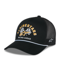Alpinestars Finisher Trucker Hat, czarna czapka typu trucker z oddychającą siateczką z tyłu, zakrzywiony daszek z białą ozdobną linką, grafika z przodu z żółtym napisem Alpinestars i flagami w szachownicę, z boku haftowane logo gwiazdy, codzienne nakrycie głowy inspirowane sportami motorowymi