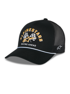 Alpinestars Finisher Trucker Hat, czarna czapka typu trucker z oddychającą siateczką z tyłu, zakrzywiony daszek z białą ozdobną linką, grafika z przodu z żółtym napisem Alpinestars i flagami w szachownicę, z boku haftowane logo gwiazdy, codzienne nakrycie głowy inspirowane sportami motorowymi