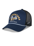 Czapka Alpinestars Finisher Trucker, granatowo-czarna, wygięty daszek z detalem w postaci białego sznurka, z przodu grafika z flagami szachownicy, złotym logo i napisem „Racing Ahead”, z boku haftowane logo Astars, codzienne nakrycie głowy w stylu motorsportowym.