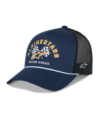 Czapka Alpinestars Finisher Trucker, granatowo-czarna, wygięty daszek z detalem w postaci białego sznurka, z przodu grafika z flagami szachownicy, złotym logo i napisem „Racing Ahead”, z boku haftowane logo Astars, codzienne nakrycie głowy w stylu motorsportowym.