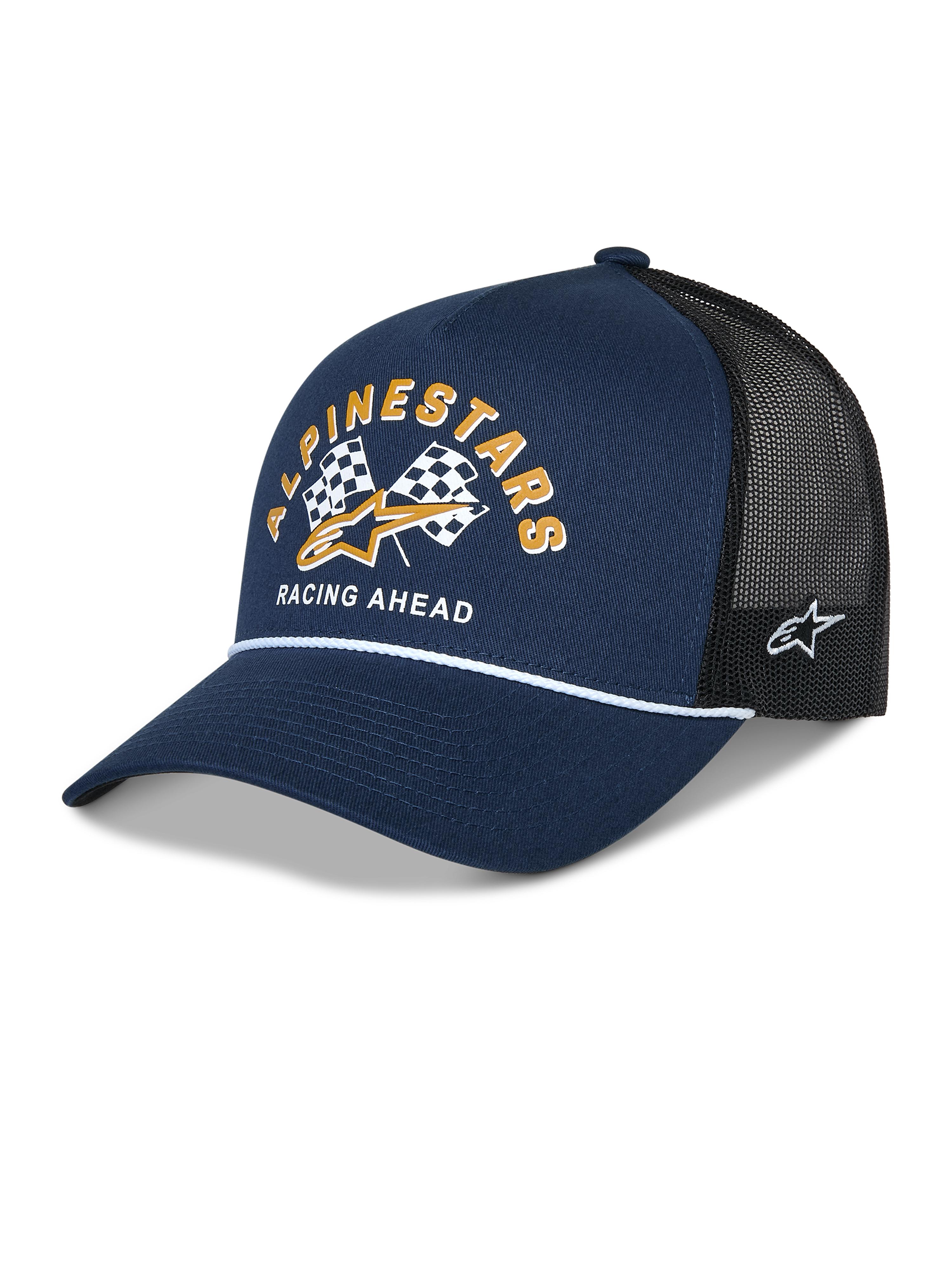Czapka Alpinestars Finisher Trucker, granatowo-czarna, wygięty daszek z detalem w postaci białego sznurka, z przodu grafika z flagami szachownicy, złotym logo i napisem „Racing Ahead”, z boku haftowane logo Astars, codzienne nakrycie głowy w stylu motorsportowym.