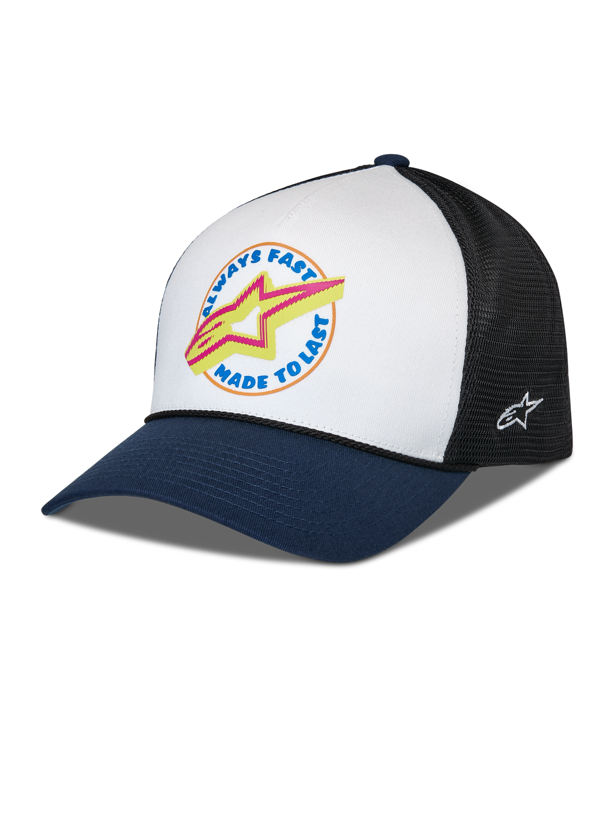 Alpinestars Aorbit Trucker Hat, biało-granatowo-czarna, zakrzywiony granatowy daszek z białym przednim panelem i czarną siateczką z tyłu, grafika z przodu z napisem „Always Fast Made to Last” i żółtym logo Astars, haftowane logo z boku, codzienne nakrycie głowy inspirowane sportami motorowymi